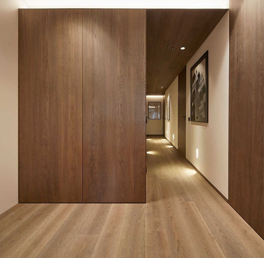 Piso de madera natural con acabado de lujo en espacio residencial