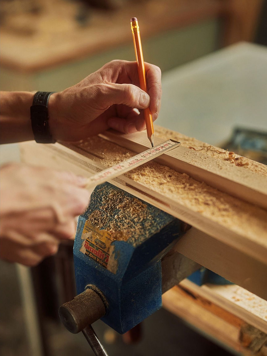 Trabajador coordinando entrega de materiales en centro de distribución