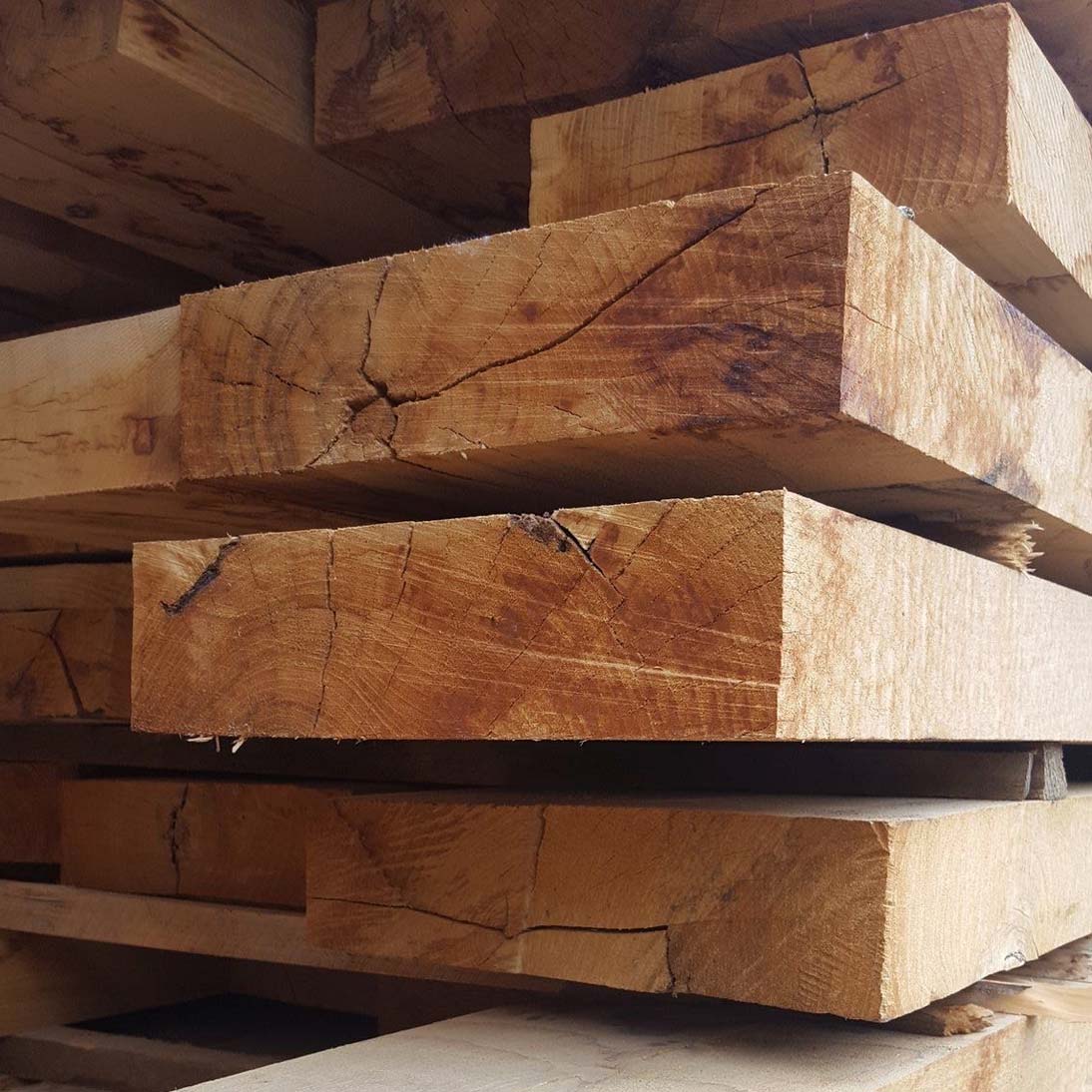 Vigas de madera montadas en techo de terraza