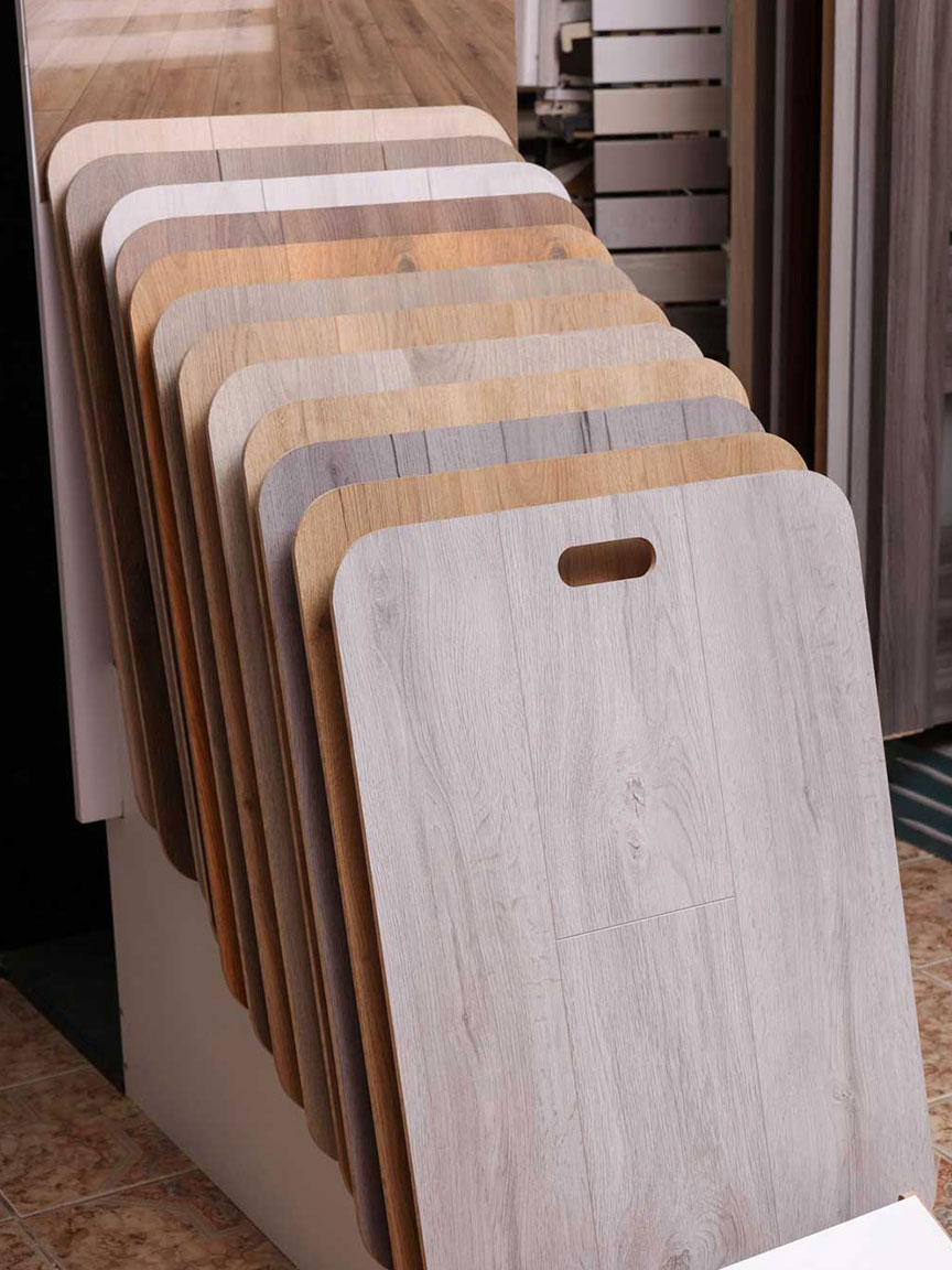 Selección de materiales de ingeniería sobre mesa con etiquetas por aplicación