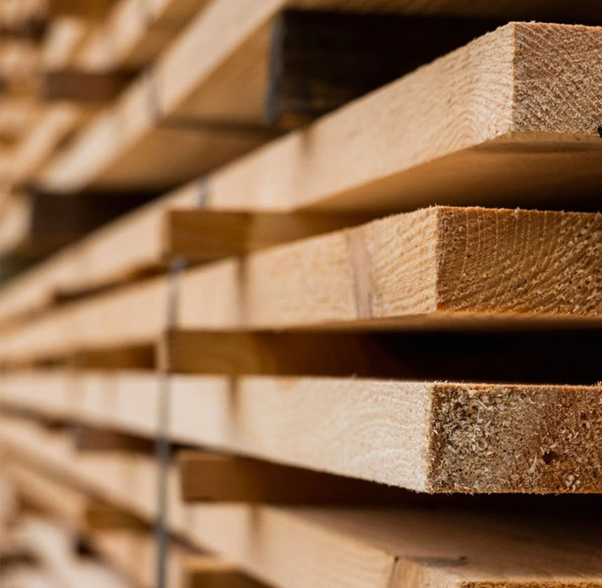 Polines de madera apilados en almacén listos para envío